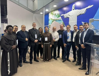 Cristo Redentor abraça Frei Galvão